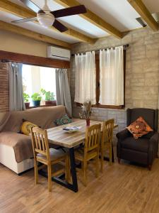 sala de estar con mesa, sillas y sofá en Casa Sierra de Gata - Apartamento Rural, 