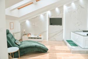 Televiisor ja/või meelelahutuskeskus majutusasutuses Hedonist-Kapije Lounge & Stay