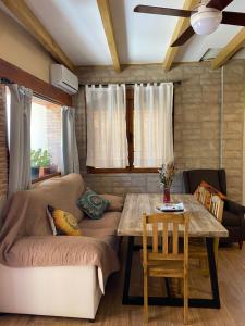 een woonkamer met een bank en een tafel bij Casa Sierra de Gata - Apartamento Rural 