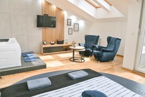 Televiisor ja/või meelelahutuskeskus majutusasutuses Hedonist-Kapije Lounge & Stay