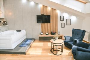 Televiisor ja/või meelelahutuskeskus majutusasutuses Hedonist-Kapije Lounge & Stay