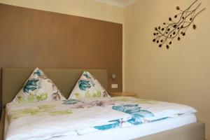 A bed or beds in a room at Gasthof Pension Jägerwirt