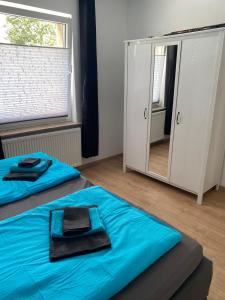 赫爾福德的住宿－Schöne Wohnung, Stadtnah & Campusnähe，一间卧室配有两张床和镜子
