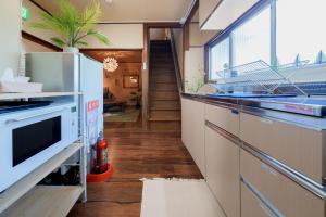 uma cozinha com um lavatório e uma máquina de lavar louça em R-house 2nd 横浜 em Higashi-kanagawachō