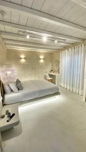 ein Schlafzimmer mit einem großen Bett in einem Zimmer in der Unterkunft Moustakas Beach Apartments in Adamas