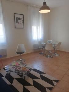 - un salon avec une table et des chaises dans l'établissement Appartement Avignon Centre ville intra muros, à Avignon