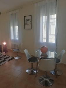 een eetkamer met een glazen tafel en stoelen bij Appartement Avignon Centre ville intra muros in Avignon