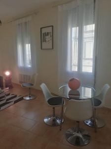 une salle à manger avec une table et des chaises en verre dans l'établissement Appartement Avignon Centre ville intra muros, à Avignon
