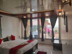 Voodi või voodid majutusasutuse WhiteHouse Homestay by Oxystays Hospitality toas