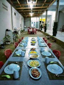 długi stół z talerzami żywności w obiekcie Tangkoko Safety Stop w mieście Bitung