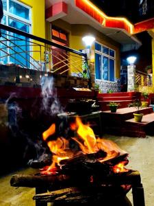 eine Feuerstelle vor einem Restaurant in der Nacht in der Unterkunft Bethel Homestay, Darjeeling in Darjeeling