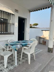 A balcony or terrace at Fantástico chalet con piscina 2 km de la barrosa