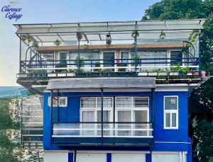 Cette maison bleue dispose d'un balcon. dans l'établissement Clarence Cottage, à Mussoorie