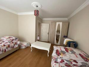 - une chambre avec un lit, un canapé et une table dans l'établissement Duplex House in Nature, à Trabzon