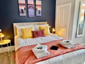 1 dormitorio con 2 toallas en una cama en The Silver How, en Bournemouth