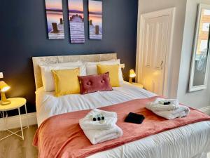 a bedroom with two towels on a bed at The Silver How in Bournemouth