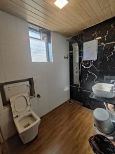 Vannituba majutusasutuses WhiteHouse Homestay by Oxystays Hospitality