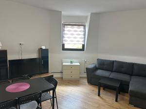 sala de estar con sofá y mesa en Pension Hygge am Hafen, en Flensburg