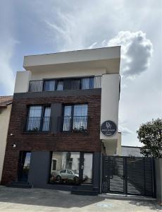 克卢日-纳波卡Pensiunea Brici Junior的一栋建筑前停着一辆车