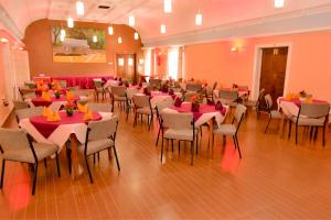uma sala de jantar com mesas e cadeiras com flores em Wagon Wheel Hotel Eldoret em Eldoret