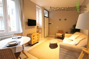 uma sala de estar com um sofá e uma mesa em Bamboo Milano Umbria Apartment em Milão