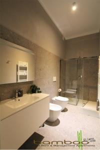 y baño con lavabo, aseo y ducha. en Bamboo Milano Umbria Apartment, en Milán