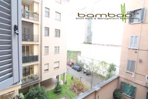 - une vue depuis le balcon d'un bâtiment dans l'établissement Bamboo Milano Umbria Apartment, à Milan