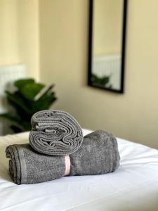 a roll of yarn sitting on top of a bed at Wi-Fi, 2 bathroom, 2 bedroom, sleeps 4-8 in Birmingham