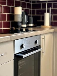 a stove top oven in a kitchen next to a counter at Wi-Fi, 2 bathroom, 2 bedroom, sleeps 4-8 in Birmingham