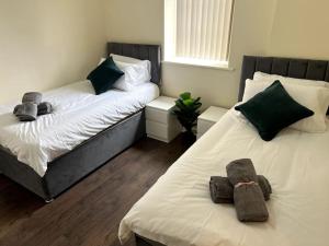 a bedroom with two beds with towels on them at Wi-Fi, 2 bathroom, 2 bedroom, sleeps 4-8 in Birmingham