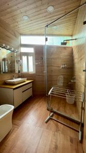 une salle de bain avec une douche, un lavabo et une baignoire dans l'établissement Clarence Cottage, à Mussoorie 35 autres photos