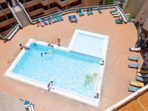 una vista aérea de una piscina con gente en ella en Live Candelaria Tres Carabelas, en Candelaria