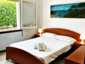 - une chambre avec un lit et 2 serviettes dans l'établissement AFRODITA Casa con dos apartamentos independientes, à Pineda de Mar