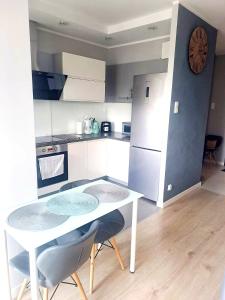 a small kitchen with a table and a table and chairs at Moje Miejsce in Gdańsk