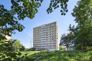 a tall building in the middle of a park at 01 Sopot - Apartament mieszkanie dla 6 osób in Sopot