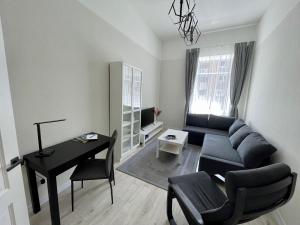 ein Wohnzimmer mit einem Sofa und einem Tisch in der Unterkunft Rigas street cozy apartment, city centre in Daugavpils