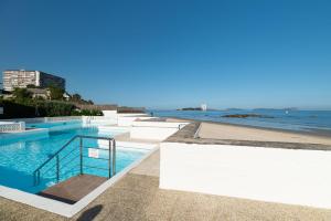 una piscina con el océano en el fondo en El Balcón de Cíes en Vigo