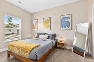 A bed or beds in a room at Modern 2BR 2BA New Build Condo with Garage & Patio