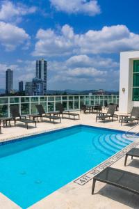 ein Pool auf dem Dach eines Gebäudes in der Unterkunft MARINN PLACE Financial District in Panama-Stadt