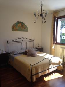 um quarto com uma cama e um lustre em Apartment Chiara & Sofì em San Giovanni in Marignano
