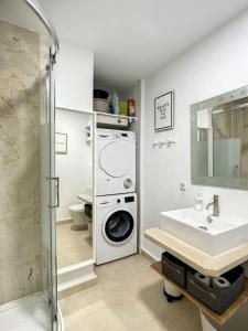 タリファにあるCASA COCOのバスルーム(洗濯機、シンク付)
