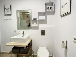 タリファにあるCASA COCOのバスルーム(洗面台、トイレ付)