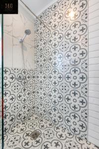 um chuveiro com azulejos a preto e branco em The Sliema Studio Stay by 360 Estates em Sliema