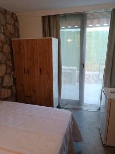 een slaapkamer met een bed, een dressoir en een raam bij Taş oda in Kas