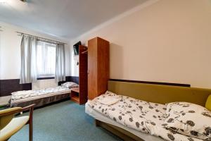 pokój hotelowy z dwoma łóżkami i oknem w obiekcie Pokoje Hotelowe Norbit w mieście Grodzisk Mazowiecki +23 zdjęcia