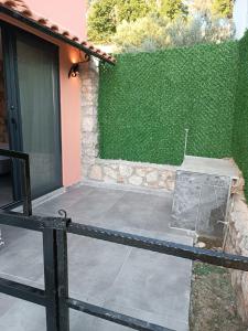 een patio buiten een huis met een hek bij Taş oda in Kas