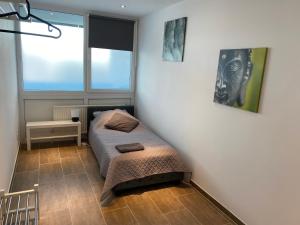 1 dormitorio con 1 cama en la esquina de una habitación en Duisburg von oben 3,5 Zimmer 8.OG frisch saniert, en Duisburg