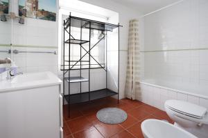 Phòng tắm tại City Center Apt in Lively Bairro Alto!