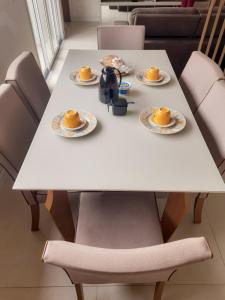 サプカイー・ミリンにあるHillTop Serra da Mantiqueiraの白いテーブル(カップ、ソーサー付)