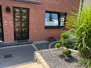 una casa de ladrillo con puerta delantera y ventana en Ferienwohnung Blankenstein, en Hattingen